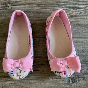Toddler girls size 8 ballet flats.